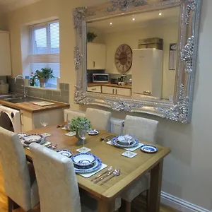 Exquisite Kings: Dual En-suite Near Town & Transport Darlington (Durham)